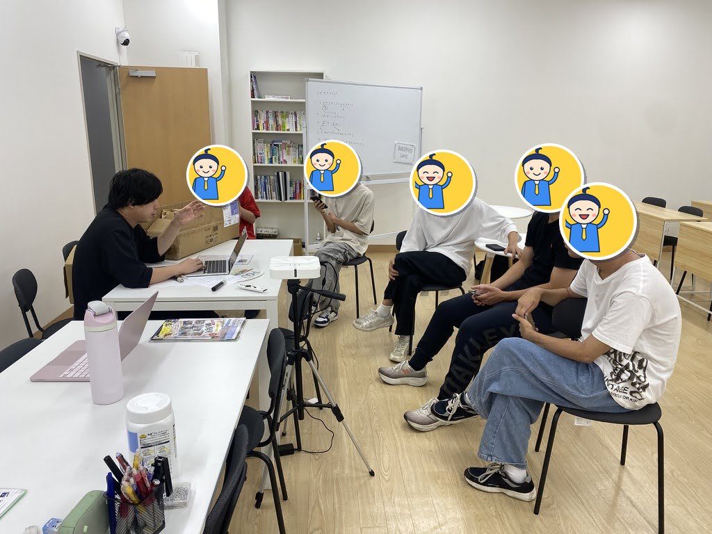 代表が生徒たちに向かって講義をしている様子