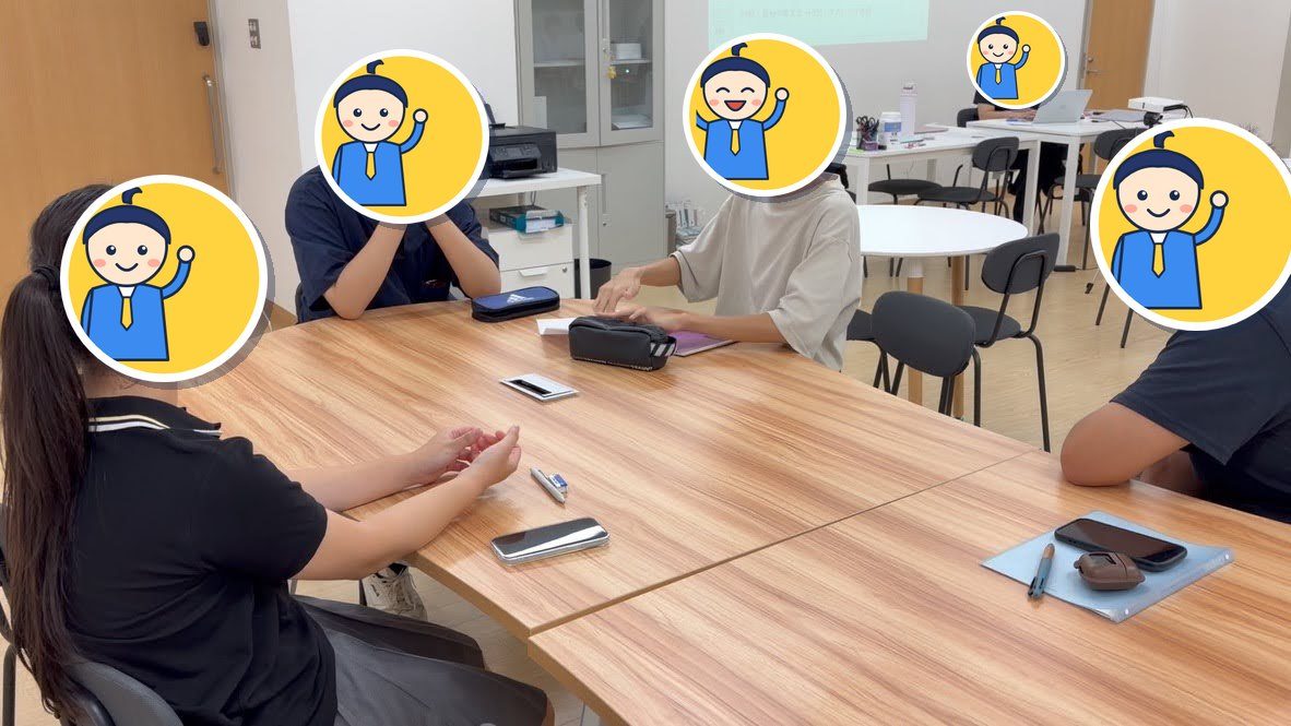 机を囲んで、生徒たちが出店について話し合っている様子