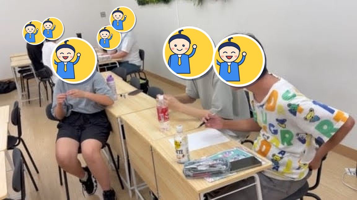 生徒たちが机を並べて、資料をつくりながら相談している様子