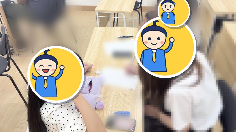教室で、生徒同士が机を寄せてプリントの課題に取り組んでいる様子