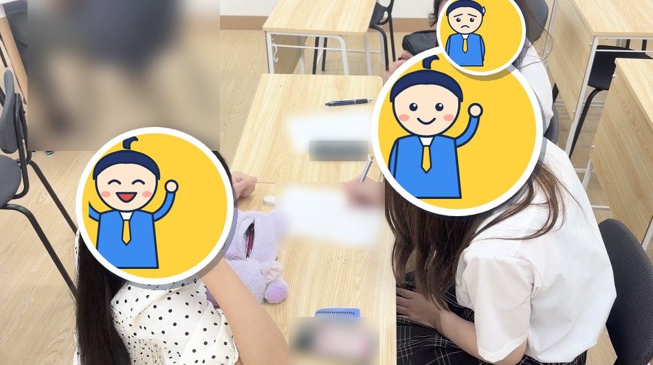 教室で、生徒同士が机を寄せてプリントの課題に取り組んでいる様子