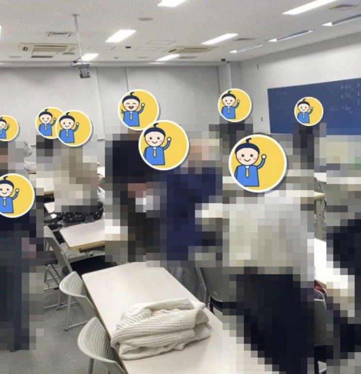 大教室でスクーリングを受ける生徒たち（モザイク加工）