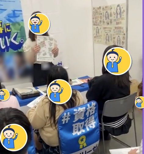 企業の方の説明を、生徒たちが座って聞いている様子